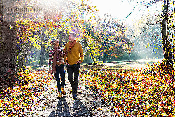 Paar beim Spaziergang im Herbstpark  Strandbad  Mannheim  Deutschland