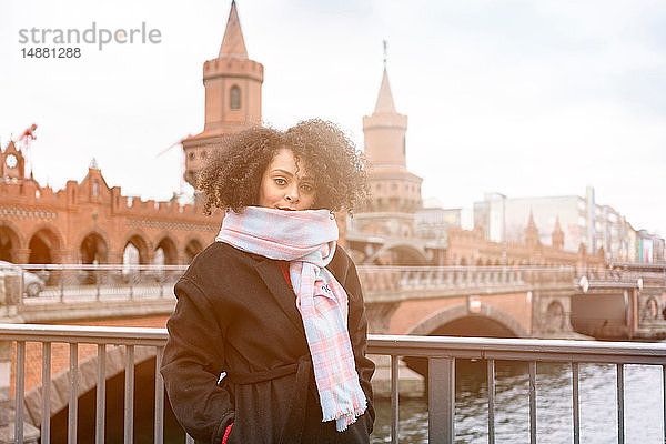 Mittlere erwachsene Frau mit Schal auf der Oberbaumbrücke  Porträt  Berlin  Deutschland