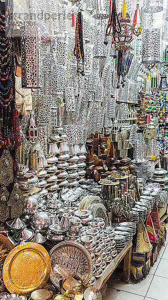 Geschäft voller traditioneller und dekorativer Haushaltswaren  Marrakesch  Marokko