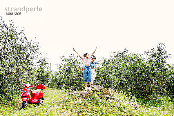 Freunde  die die Landschaft genießen  Città della Pieve  Umbrien  Italien