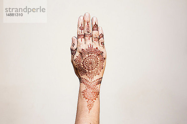 Hand mit Geste der Henna-Tätowierung