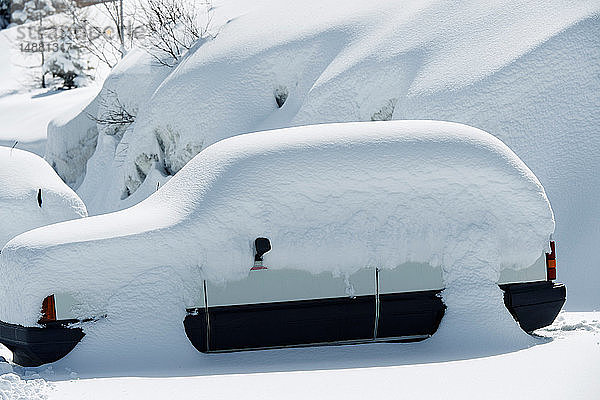 Tief verschneites Auto  Alpe-d'Huez  Rhône-Alpes  Frankreich