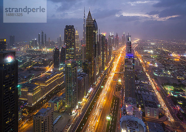 Wolkenkratzer entlang der Sheikh Zayed Road im abendlichen Berufsverkehr  Dubai  Vereinigte Arabische Emirate