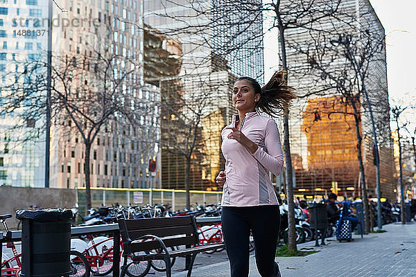 Frau joggt auf dem Bürgersteig  Barcelona  Katalonien  Spanien