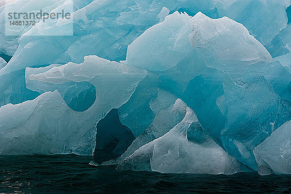 Ansicht des Arktischen Ozeans und des blauen Eisbergs  Detail Nahaufnahme  Burgerbukta  Spitzbergen  Svalbard  Norwegen