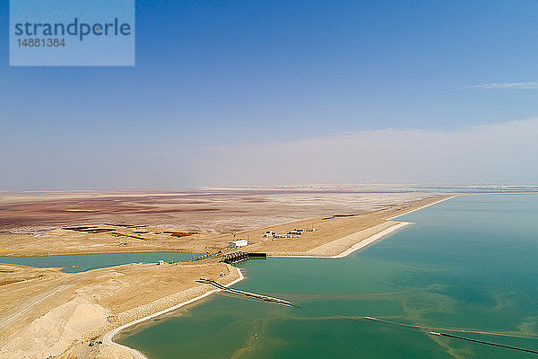 Kanal  der Wasser zum Toten Meer führt Werke am Ufer des Toten Meeres  Totes Meer  Israel. Luftaufnahme mit Drohne