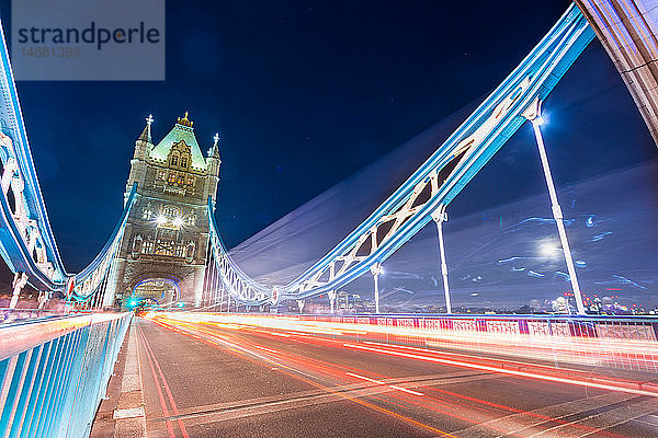 Lange Belichtung der Tower Bridge bei Nacht mit Lichtstreifen vom Verkehr  City of London  UK