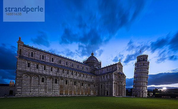 Kathedrale und schiefer Turm von Pisa  Pisa  Italien