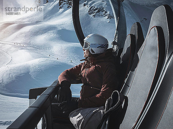 Junge Skifahrerin mit Helm und Skibrille beim Blick vom Skilift  Alpe Ciamporino  Piemont  Italien