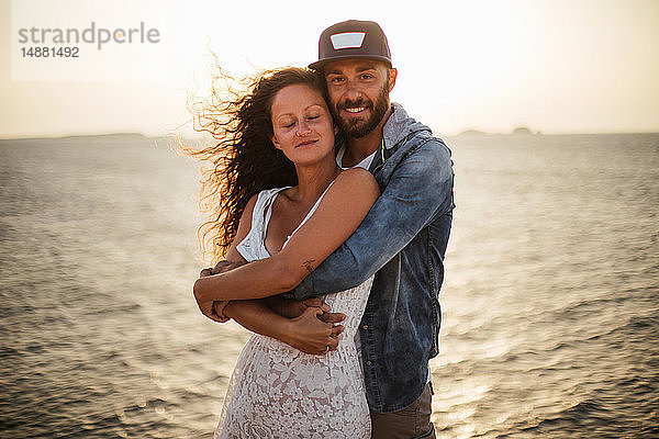 Romantisches Paar  das sich an der Küste umarmt  Porträt  Santa Teresa Gallura  Sardinien  Italien