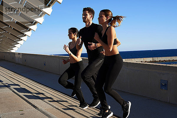 Freunde joggen Treppenstufen im Sportstadion hoch