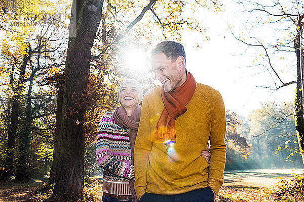 Paar beim Spaziergang im Herbstpark  Strandbad  Mannheim  Deutschland