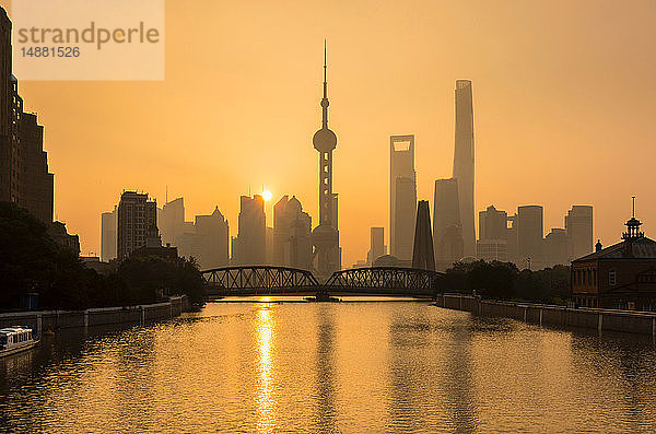 Goldener Sonnenuntergang über der Waibaidu-Brücke und der Skyline von Pudong  Shanghai  China