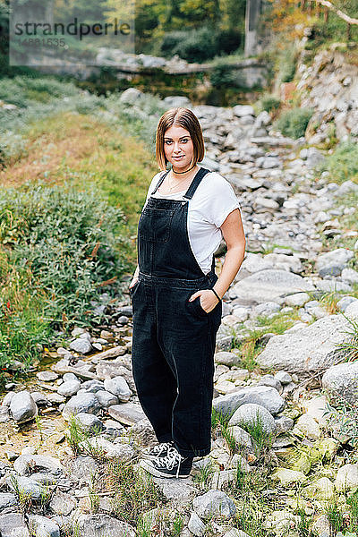 Frau im trockenen Flussbett stehend  Rezzago  Lombardei  Italien