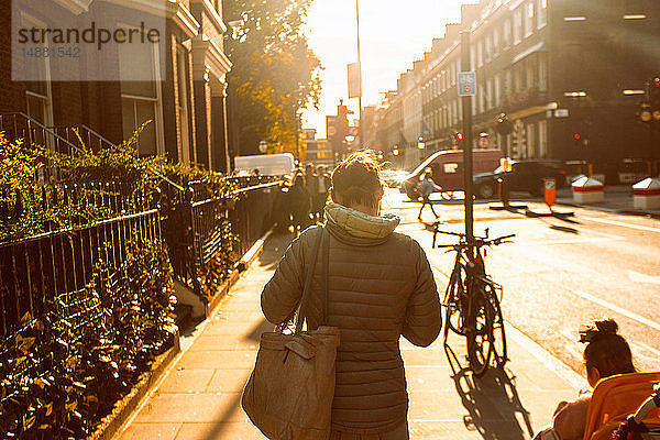 Straßenszene in der Nähe des Trafalgar Square am späten Nachmittag  City of London  UK