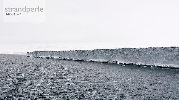 Arktischer Ozean und Eisklippen der polaren Eiskappe  Austfonna Nordaustlandet  Svalbard  Norwegen