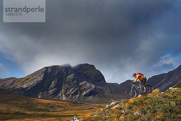 Männlicher Mountainbiker beim Radfahren durch die Berglandschaft  Achnasheen  Schottische Highlands  Schottland