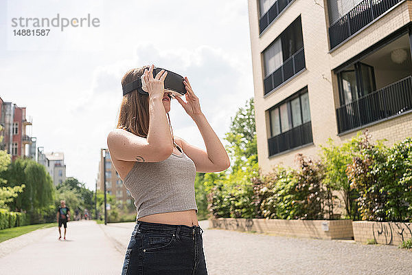 Frau mit Virtual-Reality-Brille im städtischen Berlin  Deutschland