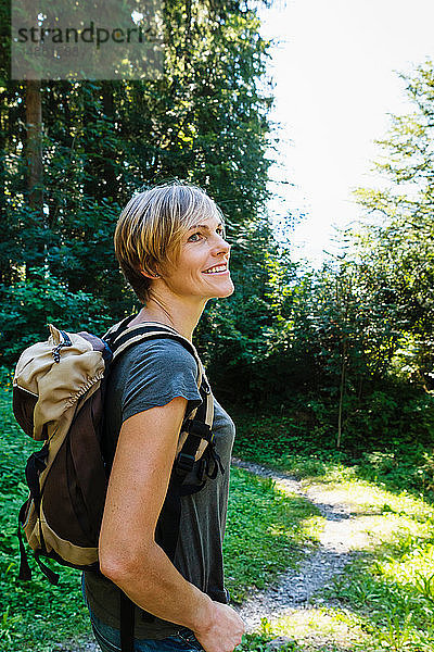 Frau erkundet Wald  Sonthofen  Bayern  Deutschland