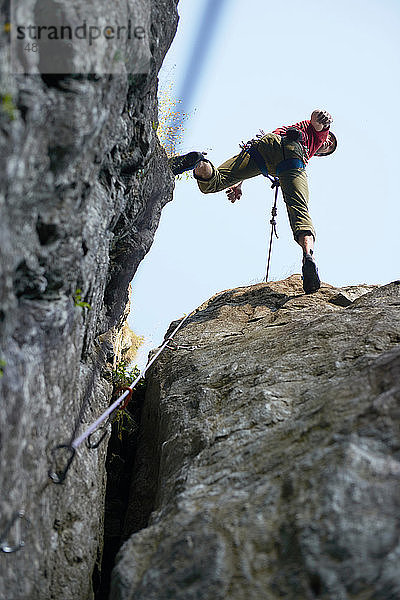 Felskletterer springt über Felsen  Chamonix  Rhône-Alpen  Frankreich