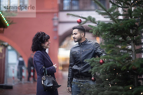 Paar Schaufensterbummel auf dem Weihnachtsmarkt  Freiburg  Baden-Württemberg  Deutschland