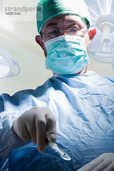 Chirurg mit Skalpell im Operationssaal