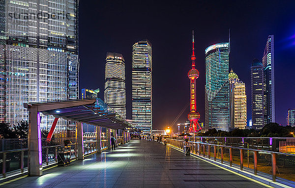 Die Skyline von Pudong mit dem Oriental Pearl Tower vom erhöhten Gang aus bei Nacht  Shanghai  China