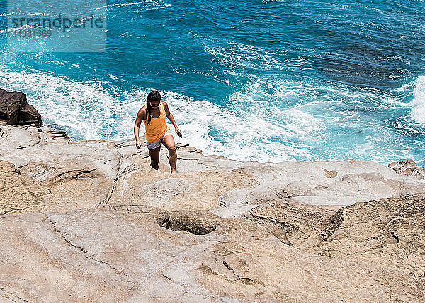 Frau erkundet Felsküste  Spuckhöhlen  Oahu  Hawaii