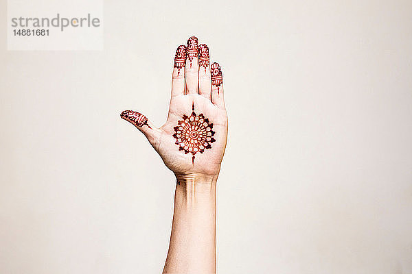 Hand mit Geste der Henna-Tätowierung