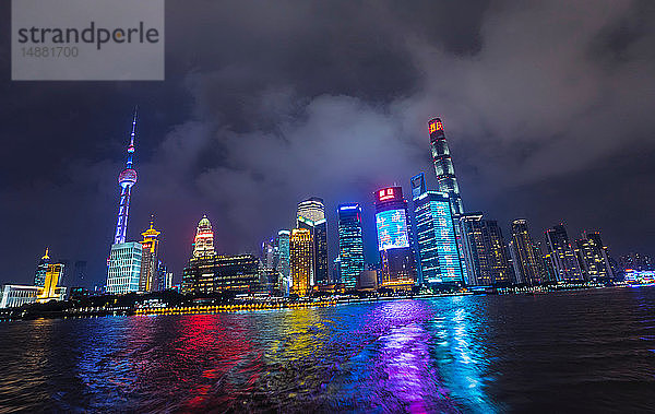 Pudong-Skyline mit Oriental Pearl Tower bei Nacht  Blick von der Sternenfähre  Shanghai  China