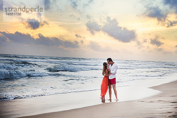 Junges Paar küsst sich bei Sonnenuntergang am Strand  Hikkaduwa  Süd  Sri Lanka