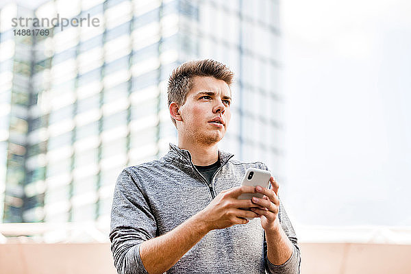 Junger Mann nutzt Smartphone und erkundet Stadt  London  UK