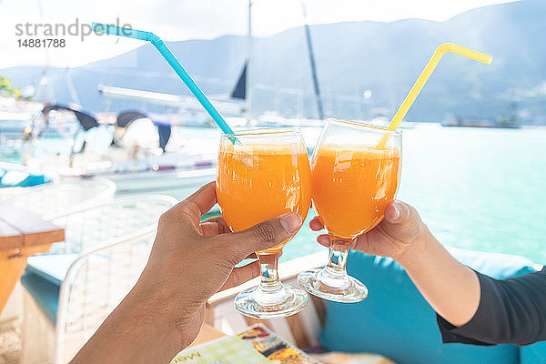 Paar Toast mit Cocktail auf dem Boot  Insel Lefkada  Levkas  Griechenland