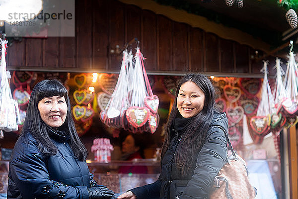 Mutter und Tochter beim Schaufensterbummel auf dem Weihnachtsmarkt  Freiburg  Baden-Württemberg  Deutschland