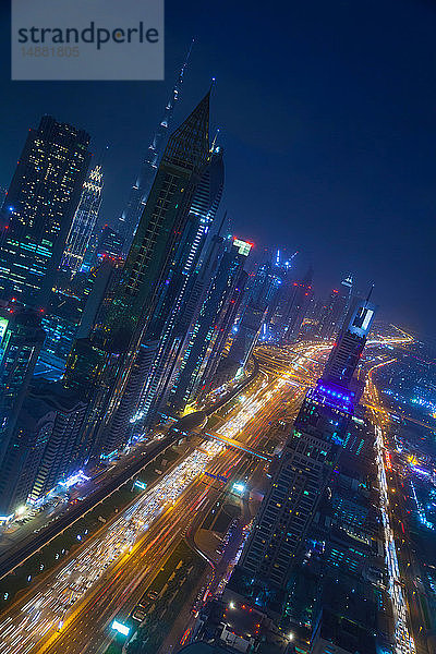 Wolkenkratzer entlang der Sheikh Zayed Road im abendlichen Berufsverkehr  Dubai  Vereinigte Arabische Emirate