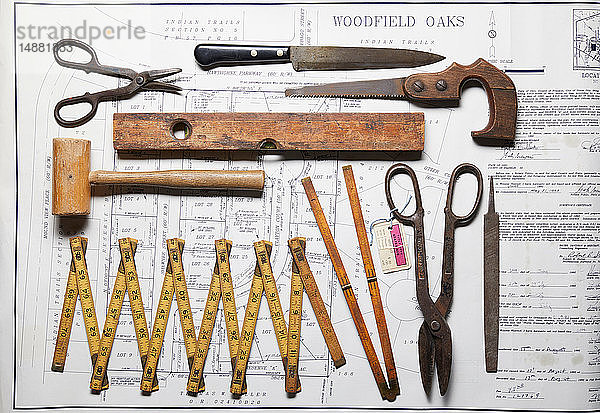 Vielfalt an alten Handwerkzeugen auf der Grundstückskarte  Draufsicht