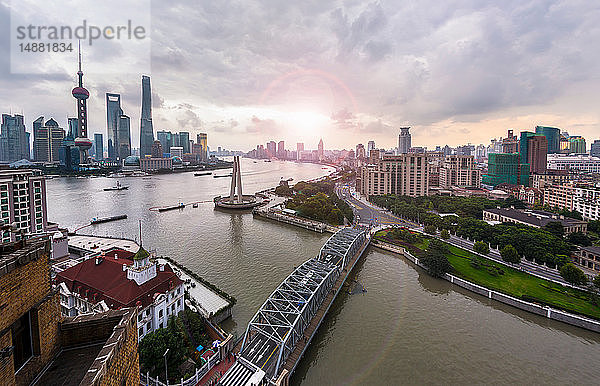 Waibaidu-Brücke  der Bund und die Skyline von Pudong  Hochwinkelansicht  Shanghai  China