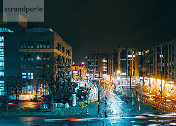 Straßenszene bei Nacht  Düsseldorf  Nordrhein-Westfalen  Deutschland