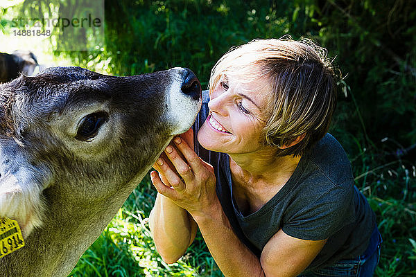 Frauenbindung mit Kalb