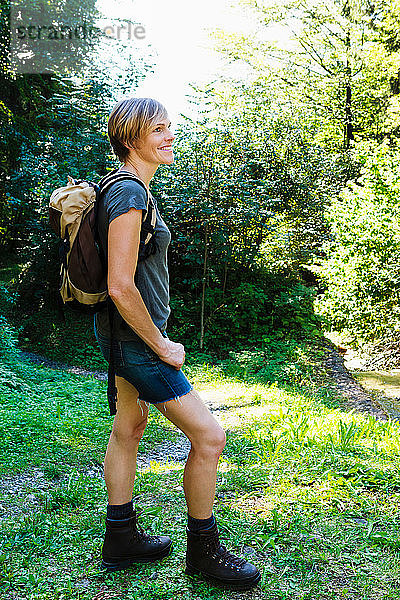 Frau erkundet Wald  Sonthofen  Bayern  Deutschland