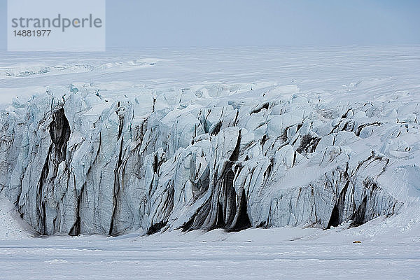 Eisbär rastet in ausgedehnter Gletscherlandschaft  Fernsicht  Barents Island  Svalbard  Norwegen