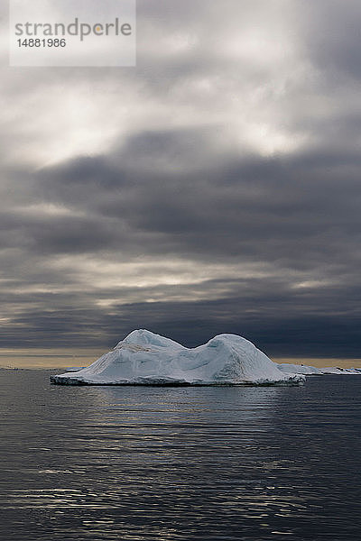 Arktische Meereslandschaft mit Eisberg und Sturmwolken  Vibebukta  Austfonna  Nordaustlandet  Svalbard  Norwegen