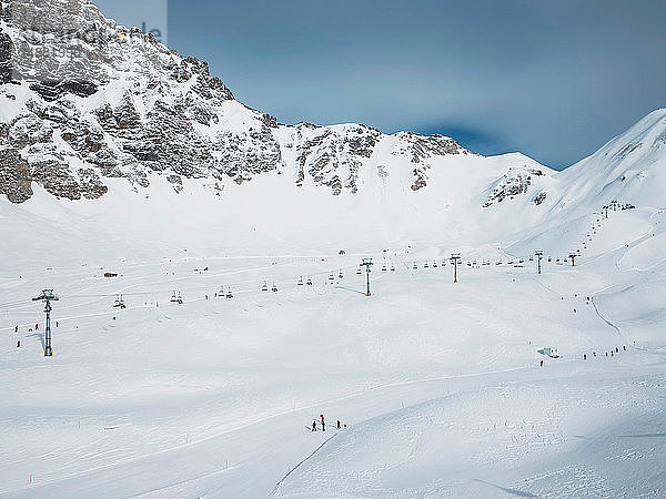 Skilift in schneebedeckter Bergtal-Landschaft  Alpe Ciamporino  Piemont  Italien