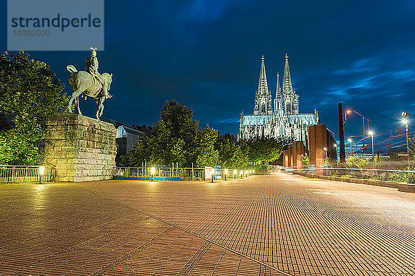 Domkuppel  Bronzestatue Kaiser Wilhelms bei Nacht  Köln  Nordrhein-Westfalen  Deutschland