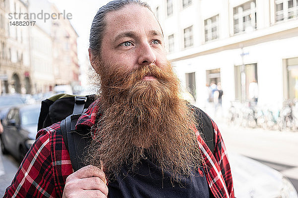 Männlicher fahrender Hipster auf der Straße  Berlin  Deutschland