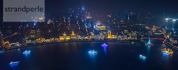 Bund und Huangpu-Fluss bei Nacht  Hochwinkel-Panoramablick  Shanghai  China