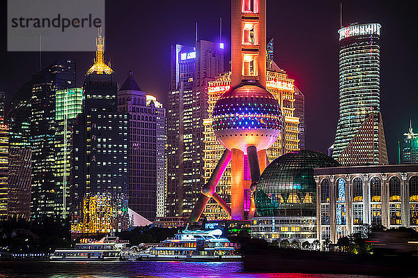 Pudong-Skyline mit Oriental Pearl Tower bei Nacht  Shanghai  China