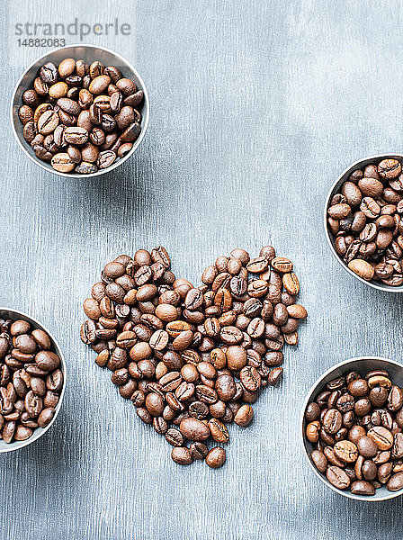Kaffeebohnen in Schalen- und Herzform