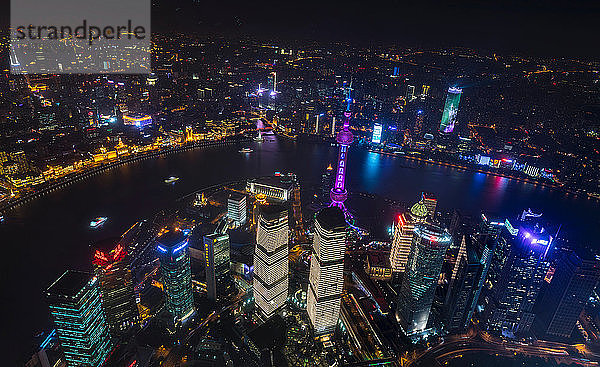 Stadtlandschaft mit Pudong und Huangpu-Fluss bei Nacht  Hochwinkelansicht  Shanghai  China