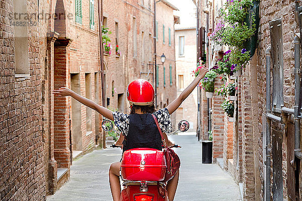 Frau erkundet auf dem Roller  Città della Pieve  Umbrien  Italien